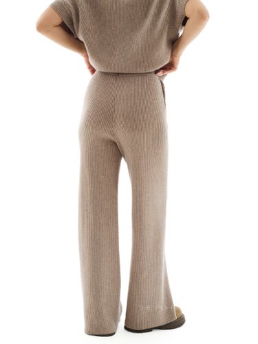 Трикотажный костюм с жилетом в цвете капучино