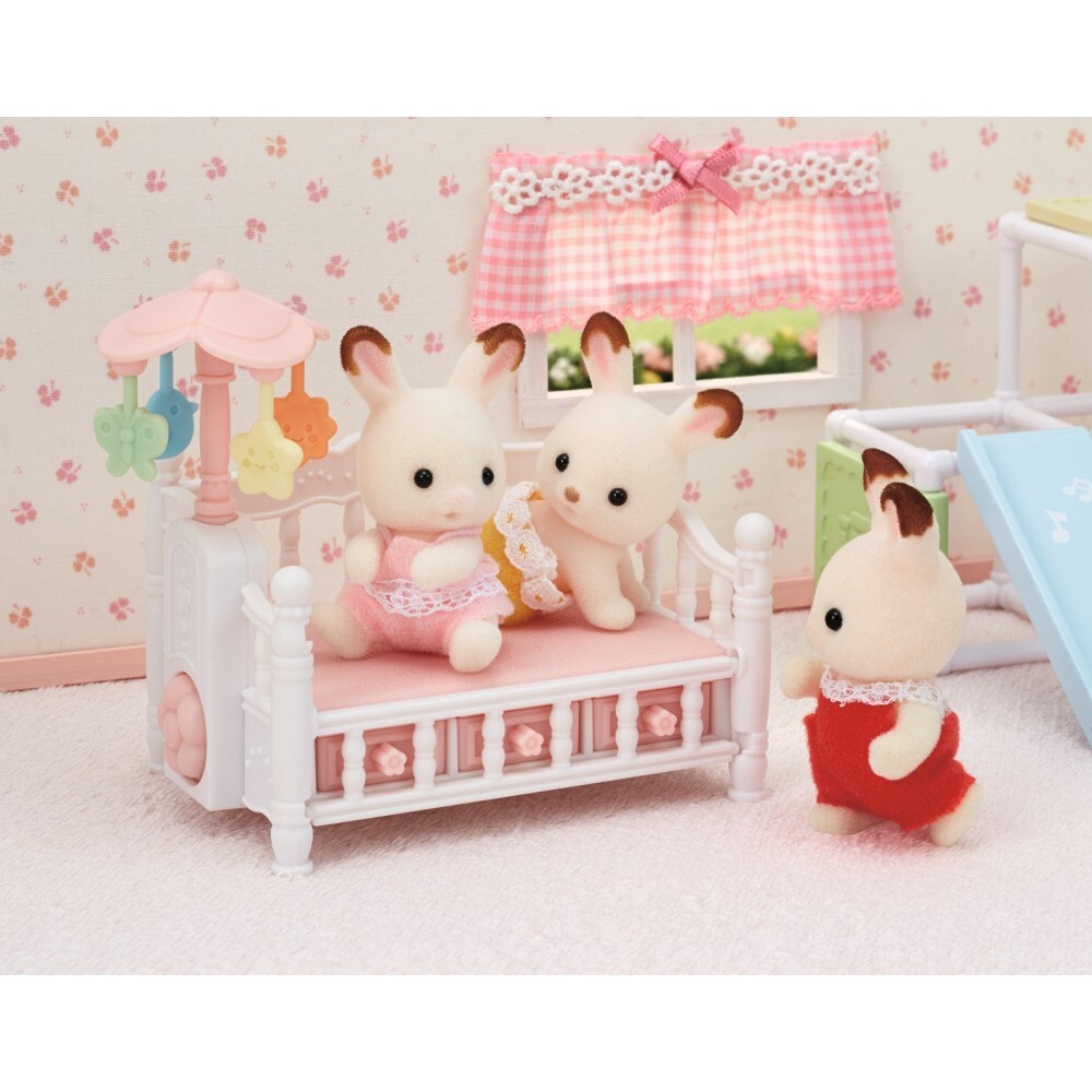 Sylvanian Families - Кроватка с каруселью 5534 / артикул   5534  / GTIN 5054131055342