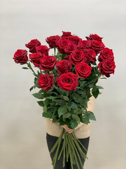 Букет 21 метровая роз красные в ленте