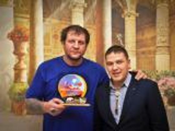 Александр Емельяненко получил сувенир из бивня мамонта от компании &quot;Легенды Сибири&quot;
