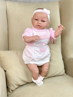 Кукла Berbesa мягконабивная 50см SARA с пледом (5217S)