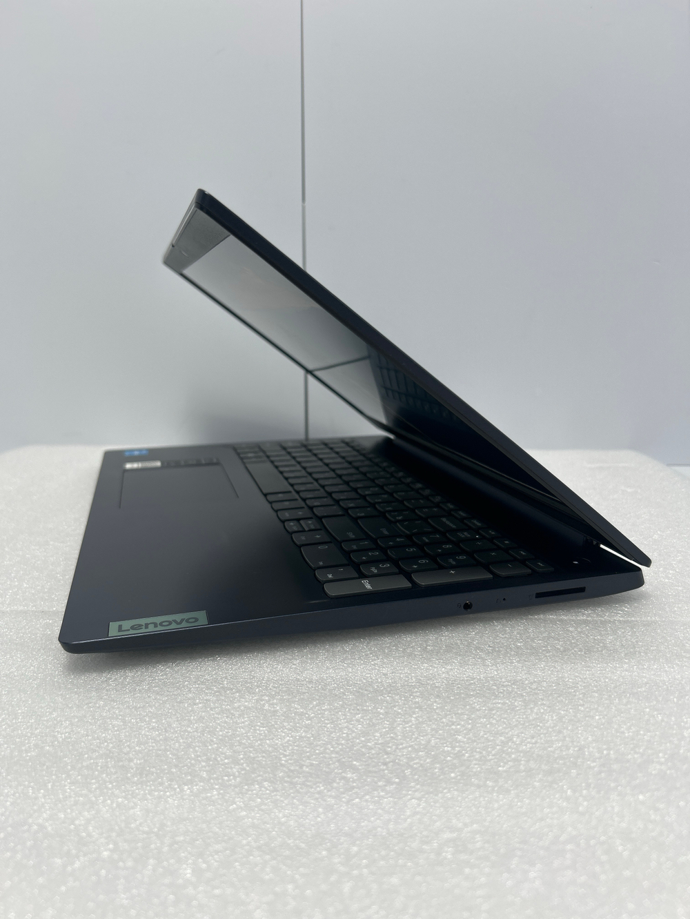 Ноутбук Lenovo IdeaPad 3 15ITL05 (81X800BSRU) 15.6"/Intel Core i5 1135G7/RAM 8GB/SSD 512GB/Intel Iris Xe Graphics/1920х1080/IPS/Windows 11/Подсветка кл-ры: нет/Синий. Состояние: Уценка/небольшой след. на матрице от клавиатуры