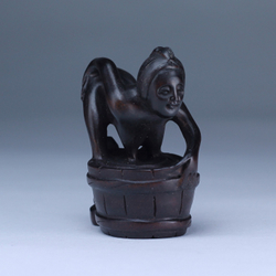 Нэцкэ Обнаженная красавица и лягушка