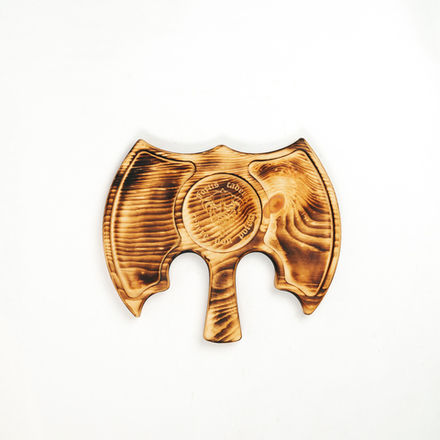 Менажница из кедра для подачи блюд и закусок с гравировкой "Fortis cadere cedere non potest"