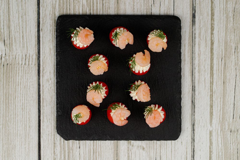 Помидор черри, фаршированный сырным кремом с креветкой