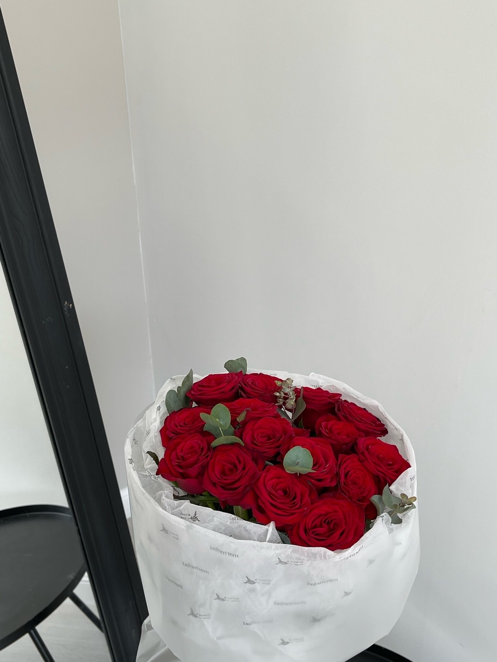 Букет 15 красных роз в оформлении
