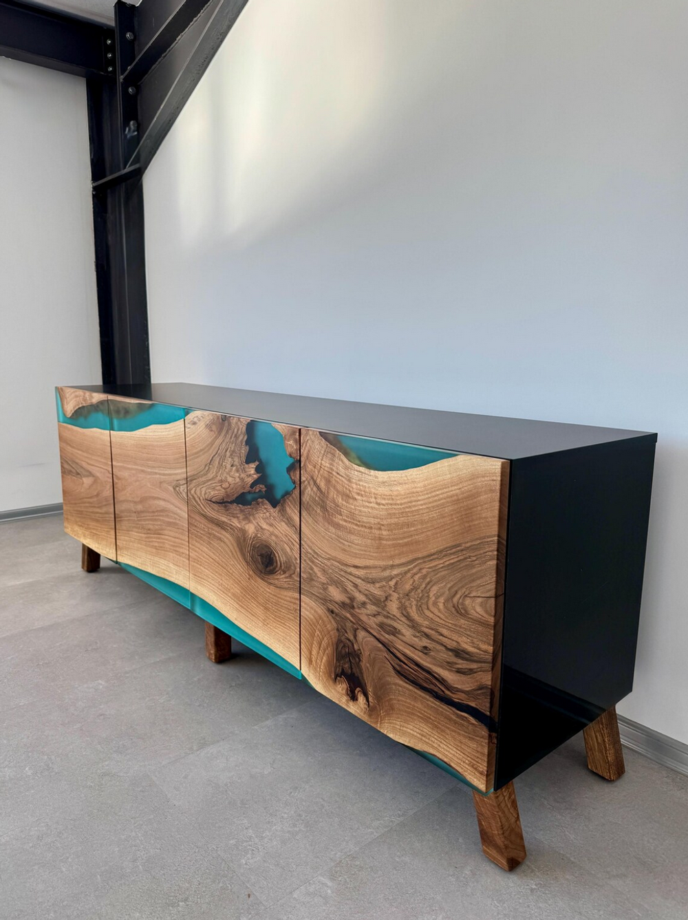 Европейский буфет из ореха и бирюзовой смолы: современная классика