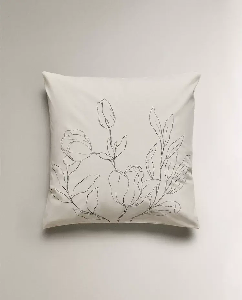 ZARA HOME НАВОЛОЧКА С ЦВЕТОЧНЫМ ПРИНТОМ, ЭКРЮ