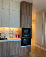 Кухня с фасадами из пластика под орех Лион и МДФ в эмали NCS S 1505-Y50R, профиль Gola, столешница из камня