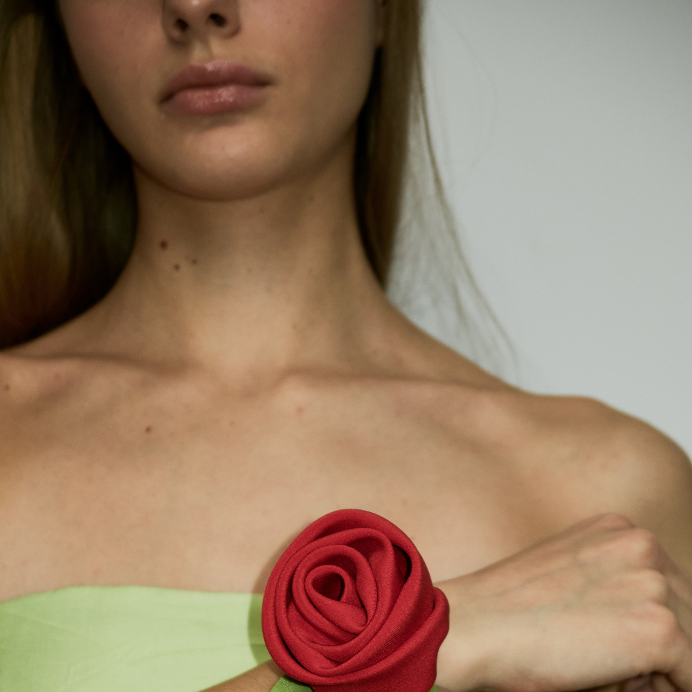 Резинка-роза красная с листочком