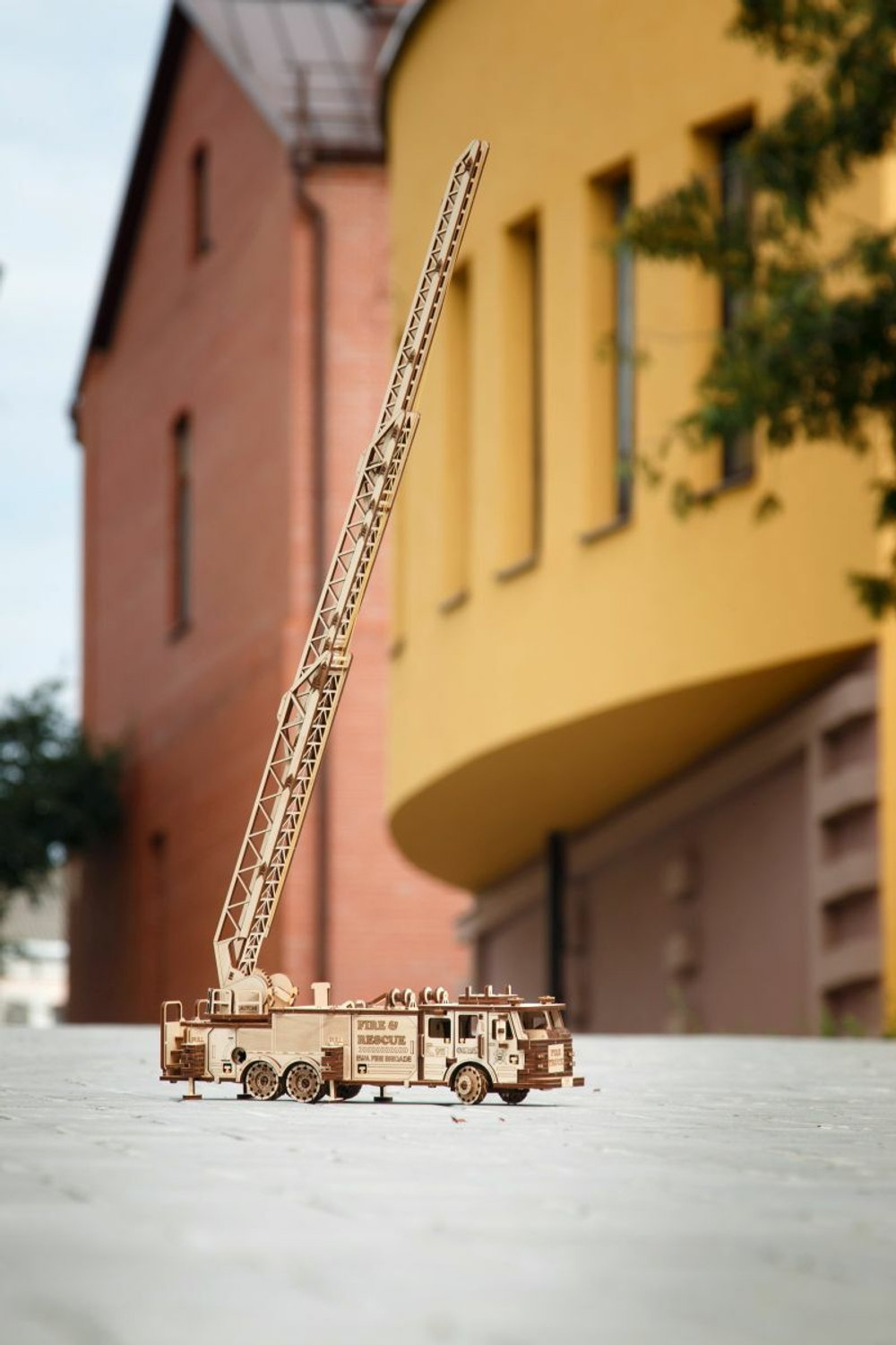 Пожарная машина выдвижной вращающейся лестницей от EWA - Fire Truck, Деревянный конструктор, сборная модель, 3D пазл