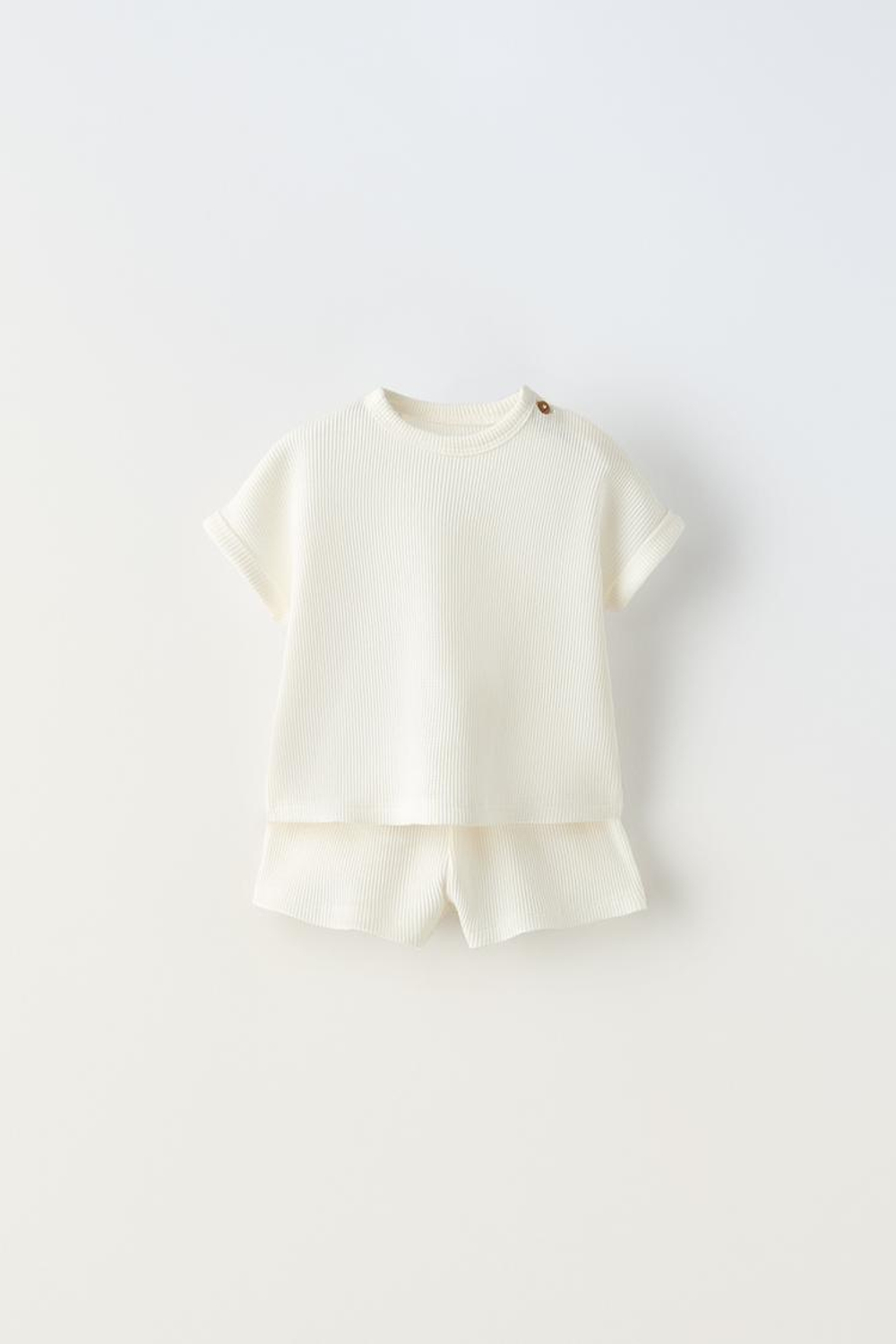 ZARA КОМПЛЕКТ ИЗ ФУТБОЛКИ И ШОРТОВ ИЗ РИФЛЕНОЙ ТКАНИ, ЖЕЛТОВАТО-БЕЛЫЙ