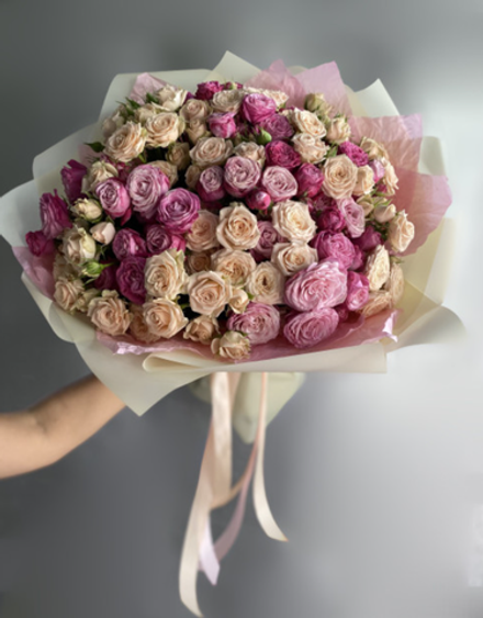 Охапка пионовидных роз