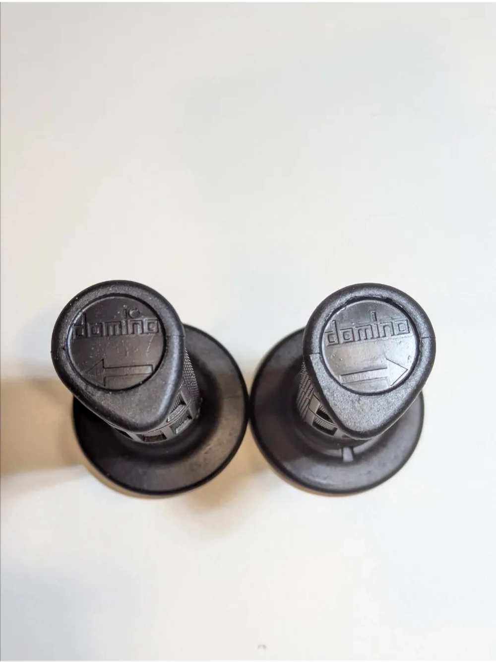 - t Ручки руля мото 22/24мм КРОСС Domino (пара) черные