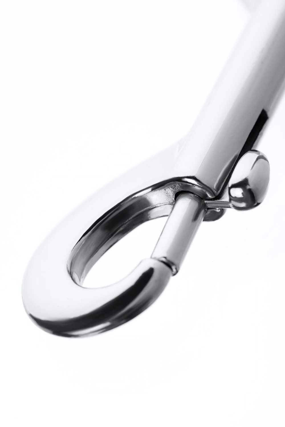 Серебристая соединительная цепочка с двумя карабинами