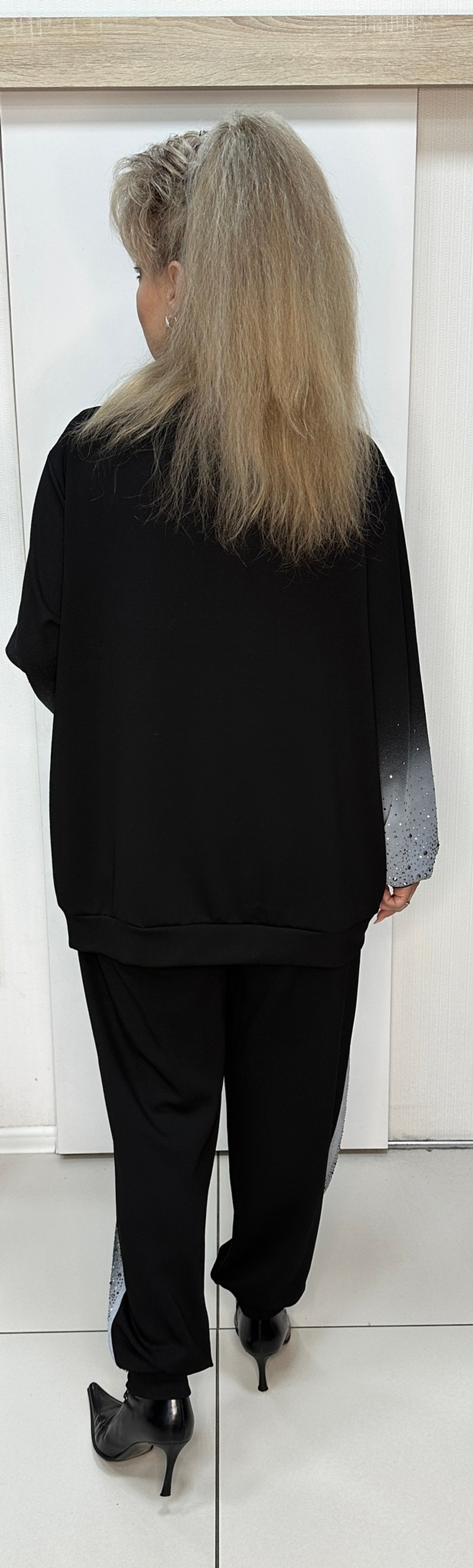 Черный трикотажный костюм со стразовым принтом