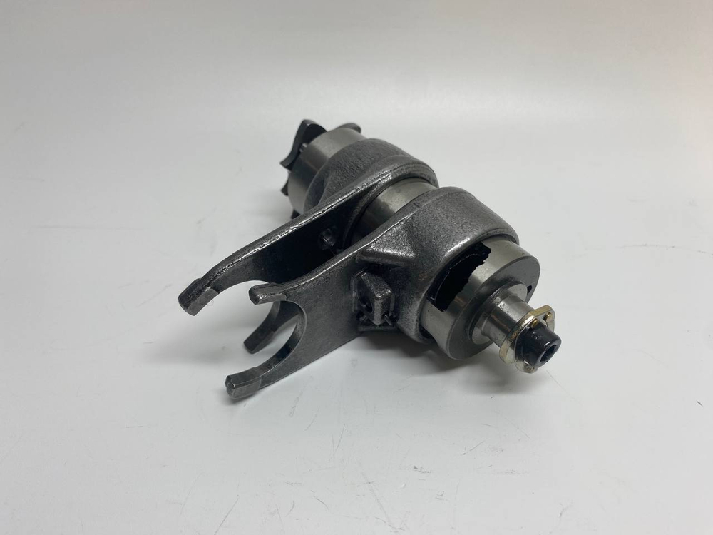 Копирный вал + вилки КПП двигатель 1P39FMA