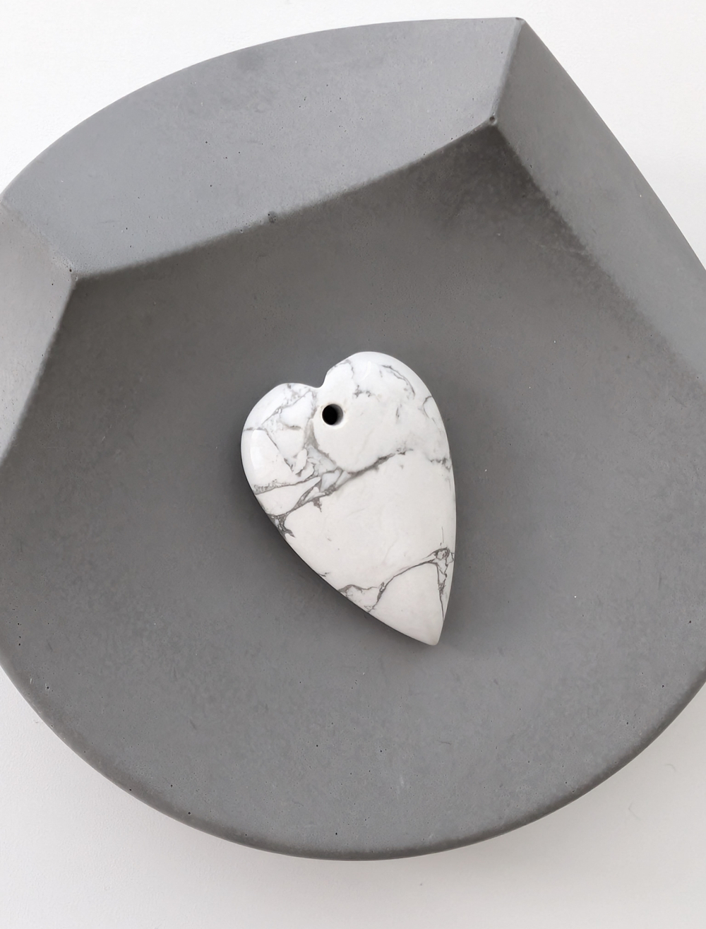 Подвеска сердце говлит (магнезит), 40*25мм