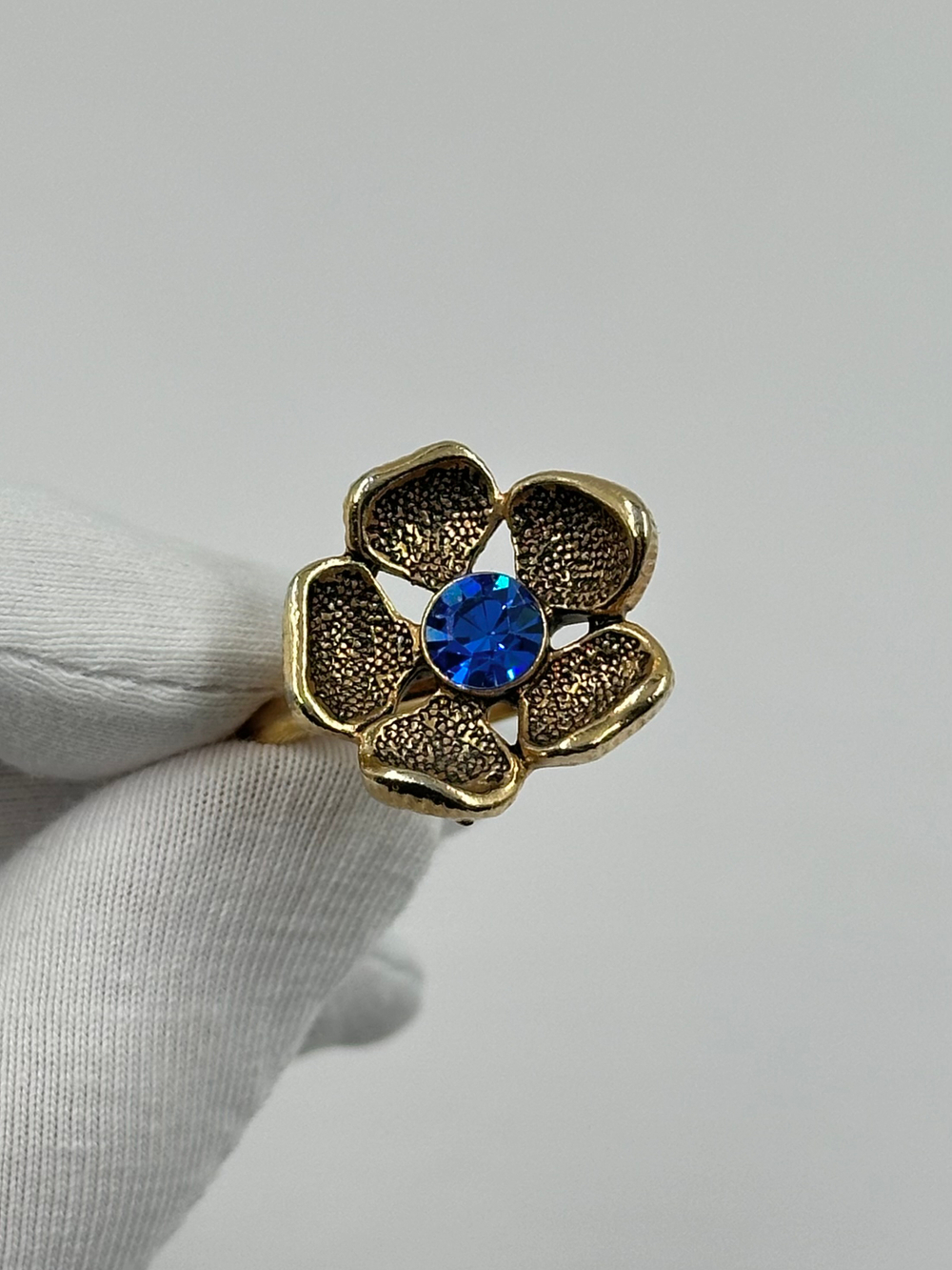 Кольцо Цветок с синим кристаллом