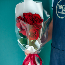 Букет из 7 красных роз Эквадор в оформлении