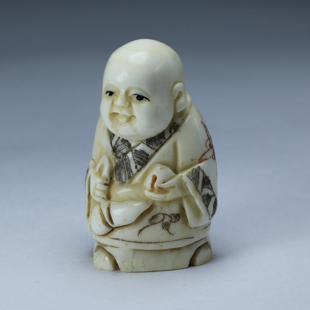 Нэцкэ Мальчик с узелком и персиком