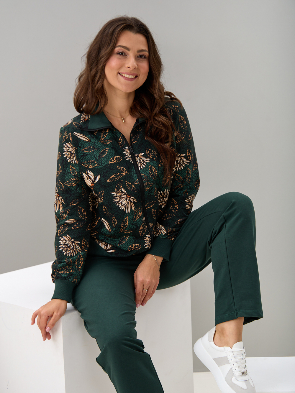 Костюм с брюками КБ-184/изумрудный-хризантемы