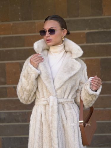 Длинная бежевая шуба из эко-меха