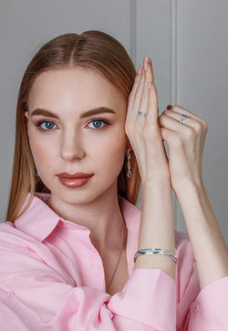 Браслет широкий из серебра со вставками из зелёных фианитов