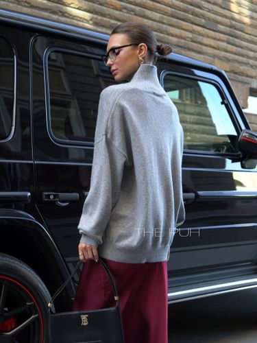 Серый шерстяной свитер с контрастным карманом