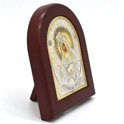 Остробрамская икона Божьей Матери в серебряном окладе.