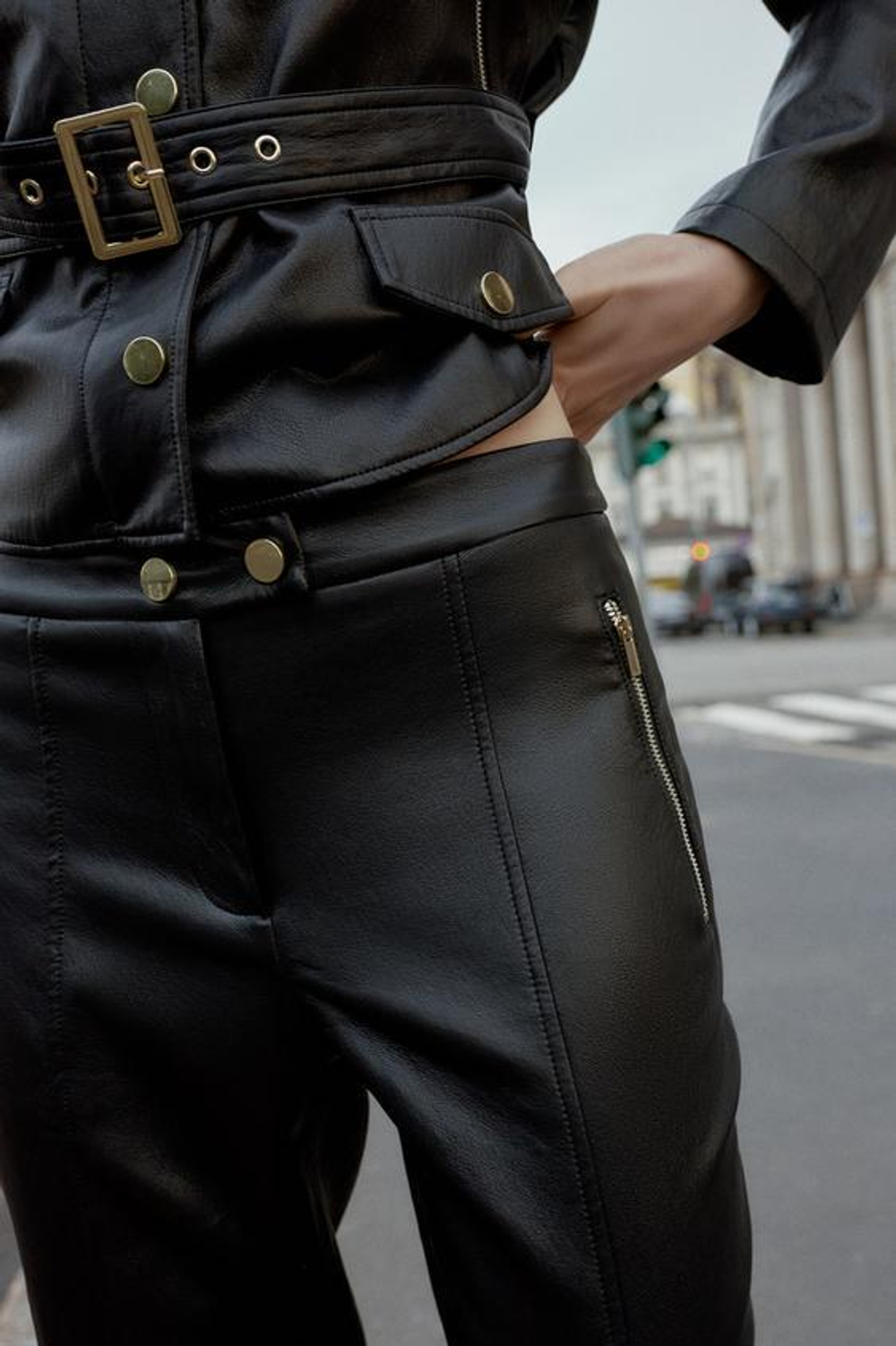 ZARA БРЮКИ FLARE ИЗ ИСКУССТВЕННОЙ КОЖИ, ЧЕРНЫЙ