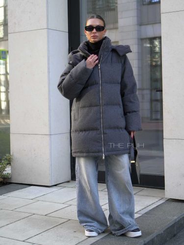 Удлиненный женский пуховик темно-серого цвета