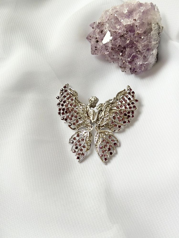 Брошь бабочка с лиловыми кристаллами, женский и мужской профили, оттенок серебро
