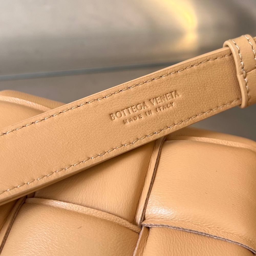 Bottega Veneta Mini Cassette 18 cm