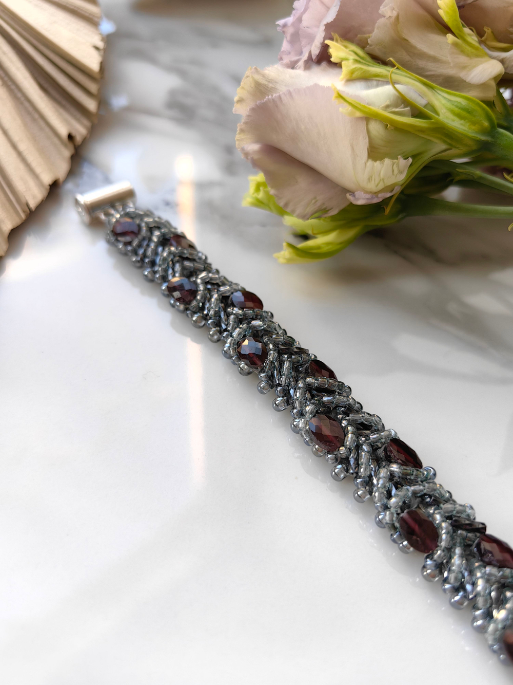 Браслет из бисера "Змейка" ручной работы с камнем Гранат (гроссуляр)