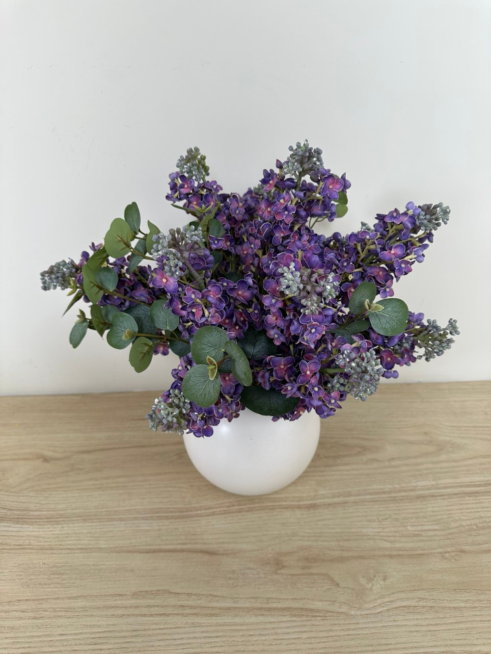 Композиция с сиренью и эвкалиптом в белом кашпо, в- 44 см