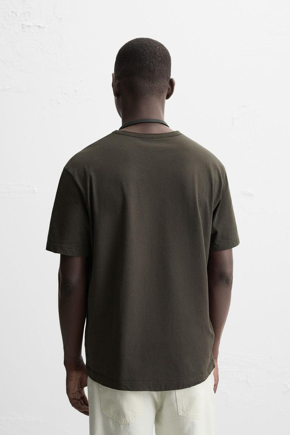 ZARA БАЗОВАЯ ФУТБОЛКА LIGHTWEIGHT, ТЕМНО-КОРИЧНЕВЫЙ