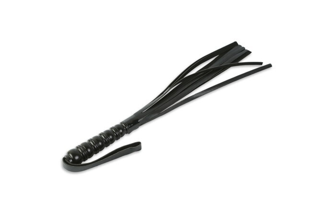 Короткая многохвостая плетка с жесткой рукояткой (Цвет: черный)