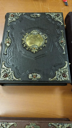 Подарочная родословная книга "Ювелирная" из натуральной кожи, с накладкой (бордовая)
