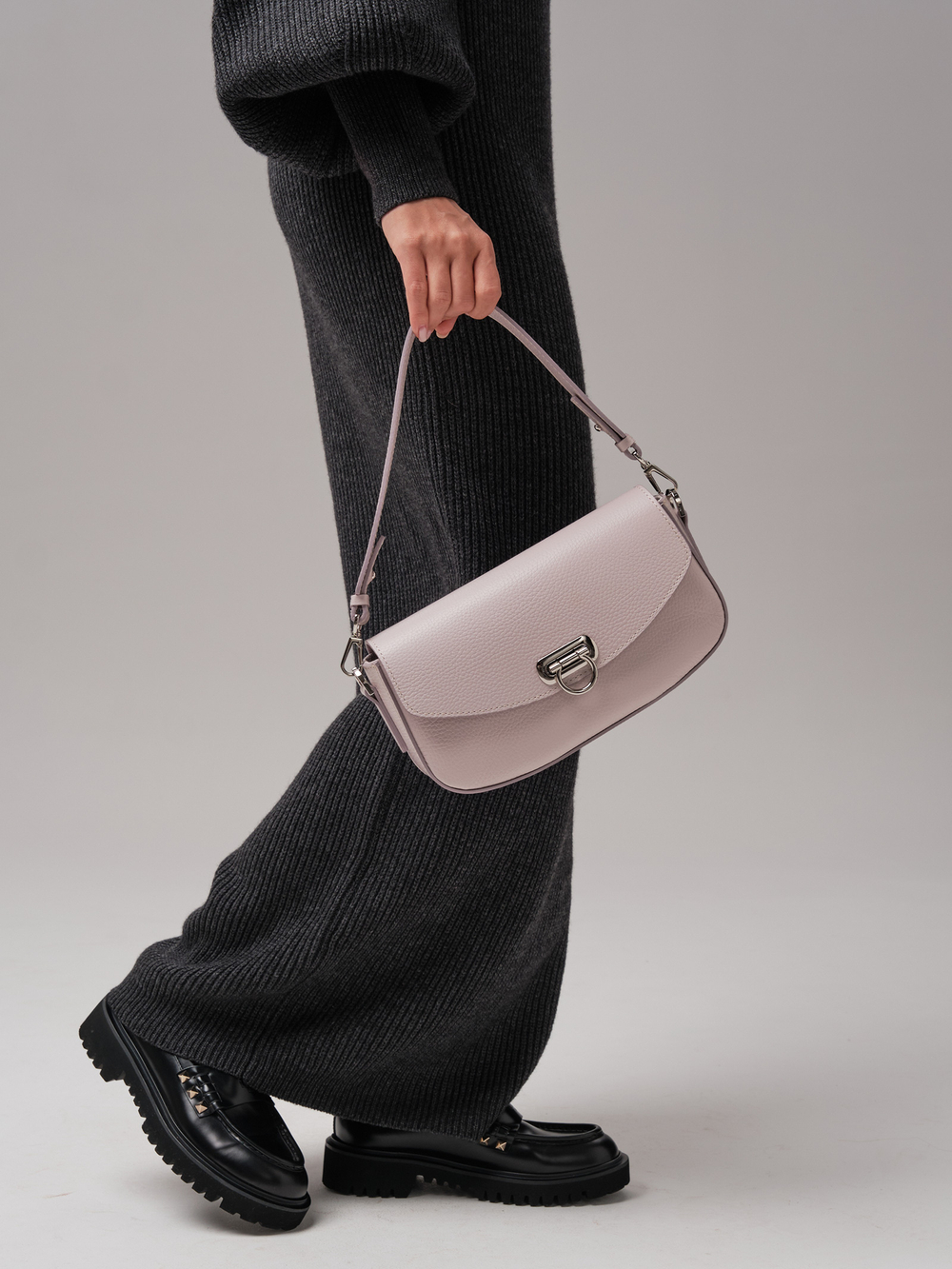 Сумка кожаная на плечо багет розовый дым