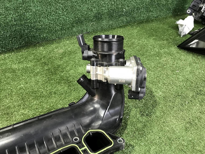 Впускной коллектор 1-6 цилиндров Bentley Bentayga (2015-2020)