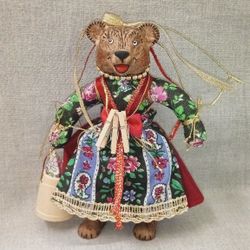 Ёлочная игрушка Медведица "Маша" прачка