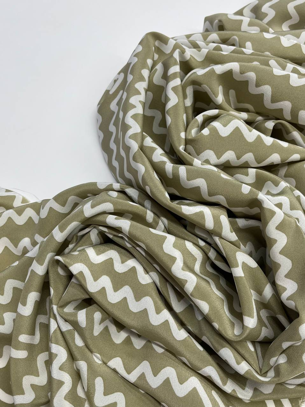 Шелк оливковый с белыми узорами