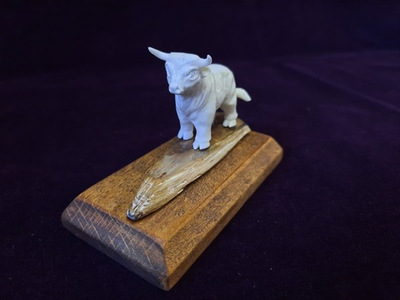 Миниатюра "Бык", рог лося, бивень мамонта, красное дерево