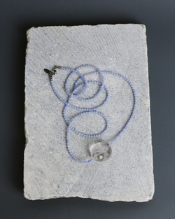 Нить из сапфирина с акцентной бусиной из горного хрусталя