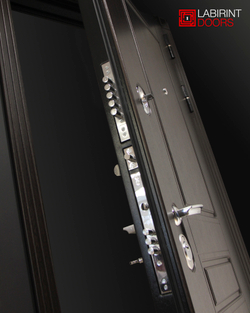 Входная металлическая дверь Лабиринт Мегаполис 20 - Бетон светлый, зеркальные вставки