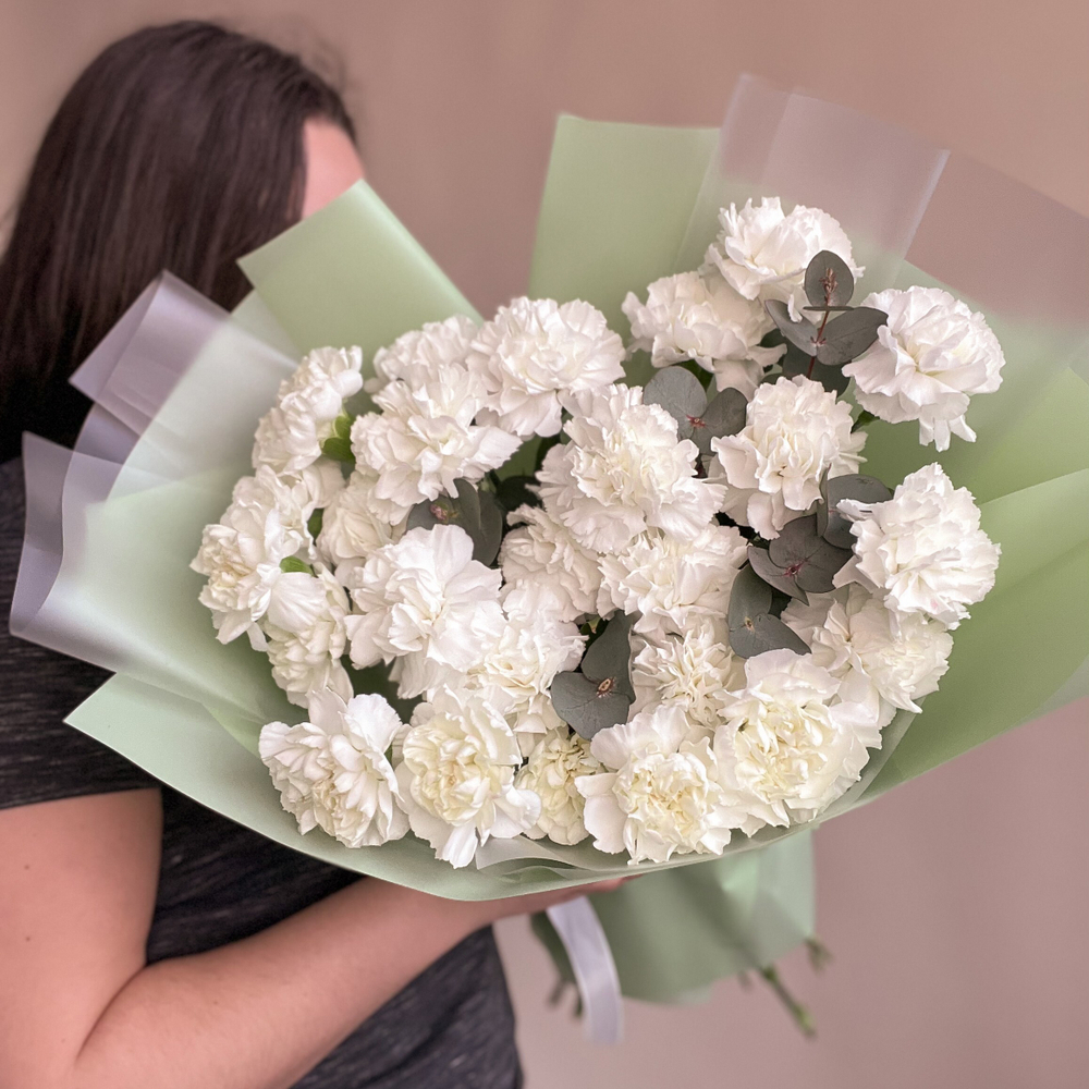 Белые гвоздики (диантусы) с эвкалиптом 25 шт