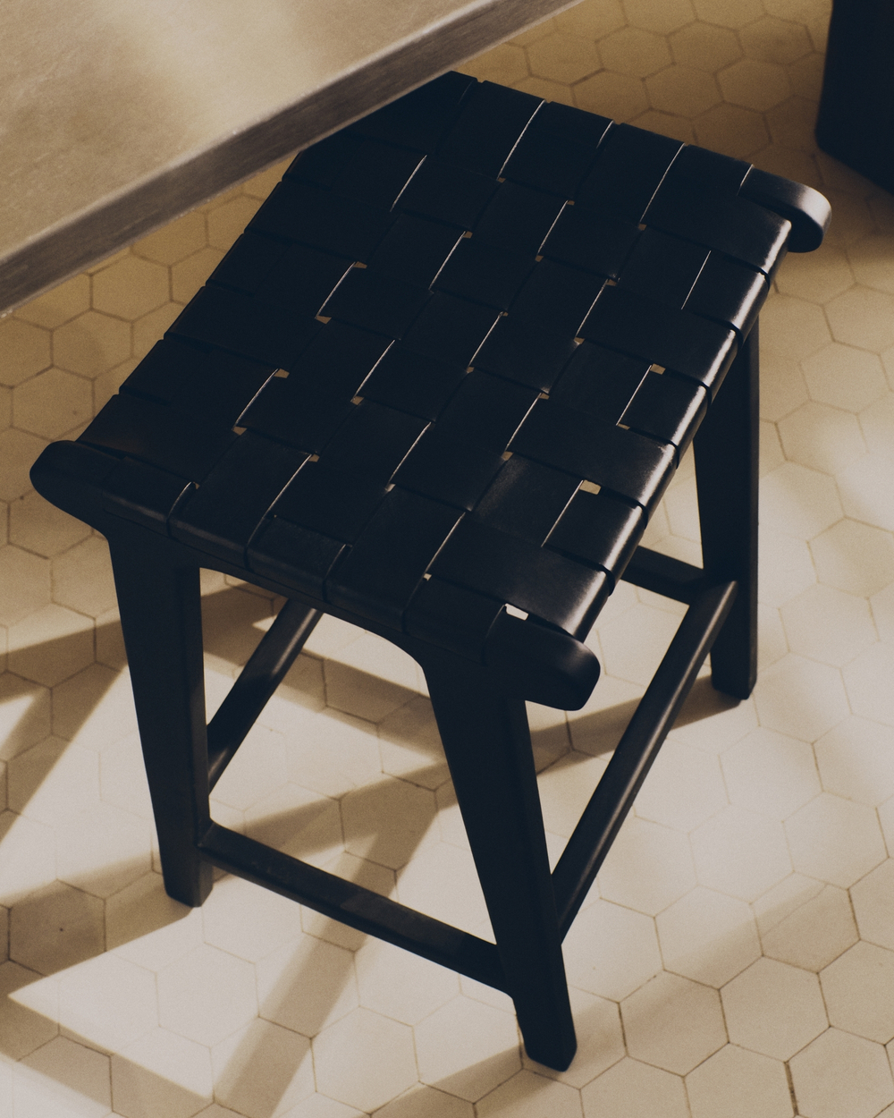 Табурет Calixta из кожи и красного дерева с черной отделкой