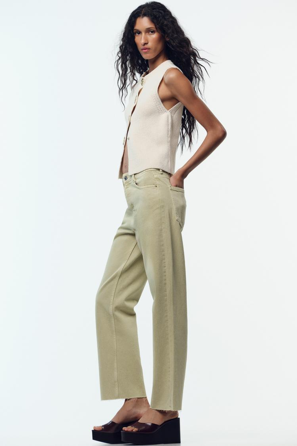 ZARA ТРИКОТАЖНЫЙ ТОП С ЗОЛОТИСТЫМИ ПУГОВИЦАМИ, СВЕТЛО-БЕЖЕВЫЙ