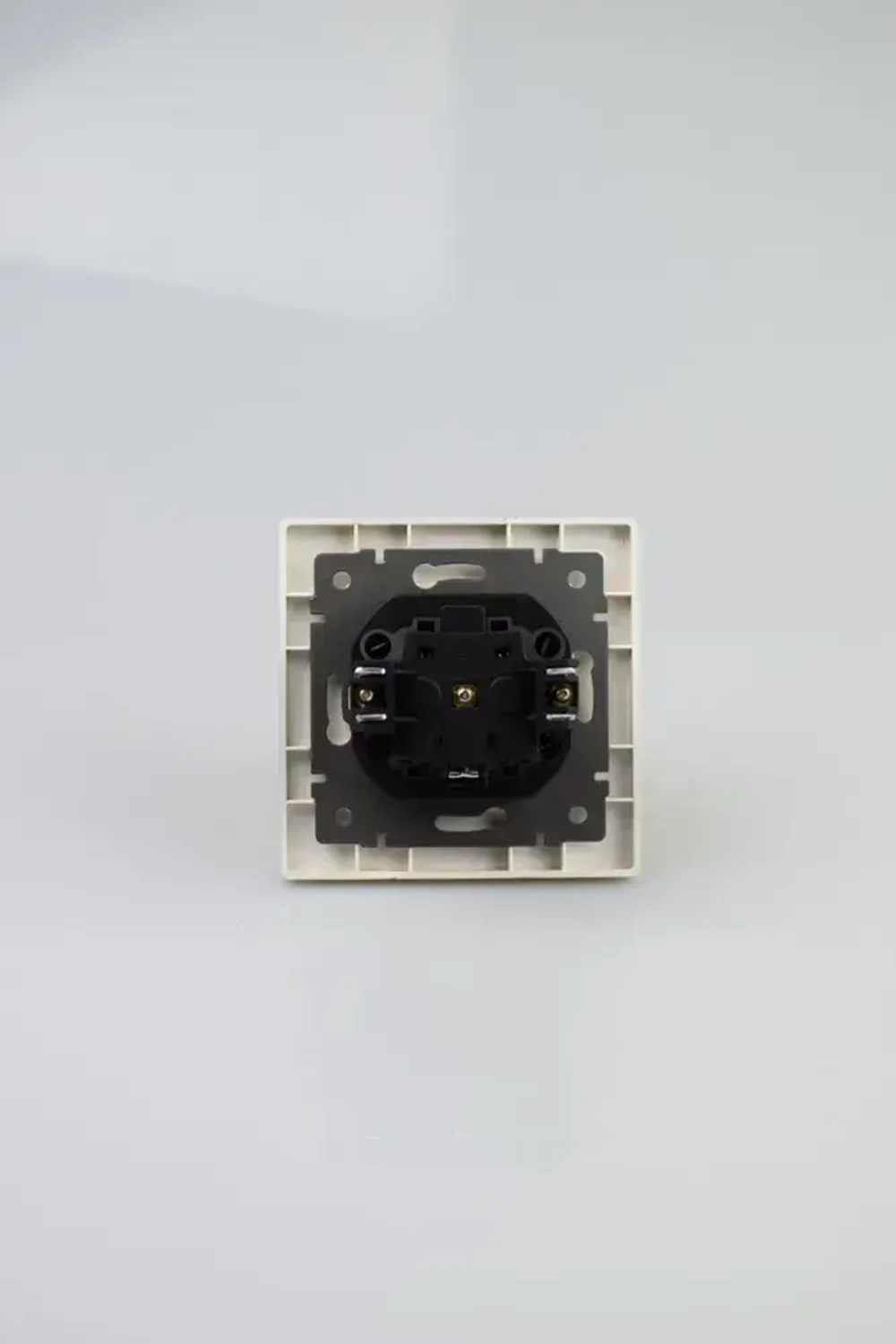 Розетка золото одинарная пластик